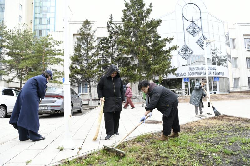 «Таза Қазақстан – наш общий дом»: деятели искусств Астаны провели субботник
