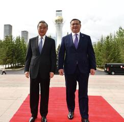 Министр иностранных дел Китая прибыл с официальном визитом в Казахстан