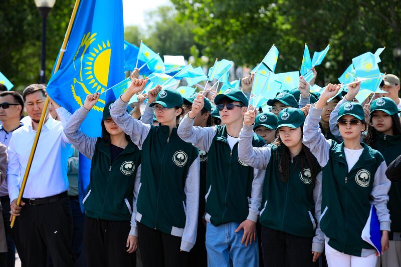 Глава региона принял участие в церемонии поднятия Государственного флага