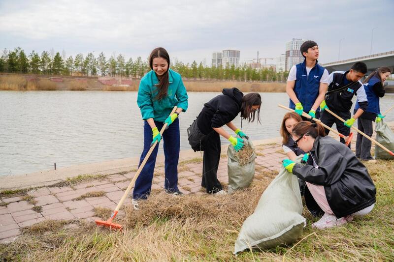 «Таза Қазақстан»: столичная молодежь провела экоакцию на набережной Есиля