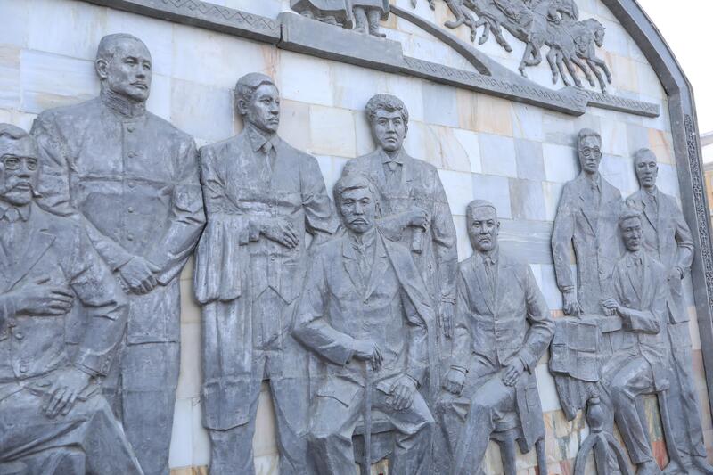 В День Независимости актюбинцы возложили цветы к мемориальному комплексу «Азаттықтың ақ таңы»