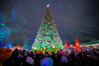 Более 40 новогодних ёлок одновременно зажгли в Астане