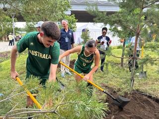 «Таза Қазақстан»: участники чемпионата мира по баскетболу посадили деревья в Астане