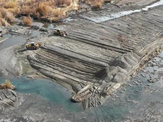 В рамках противопаводковых мер в Жетісу очищают русла рек и строят защитные дамбы