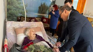 В предверии международного женского дня, тружениц тыла и ветерана Великой Отечественной войны поздравил аким Темиртау