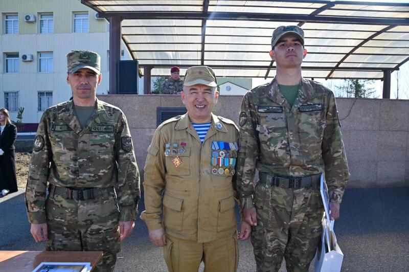 В Астане солдаты, призванные прошлой весной, попрощались с боевым знаменем