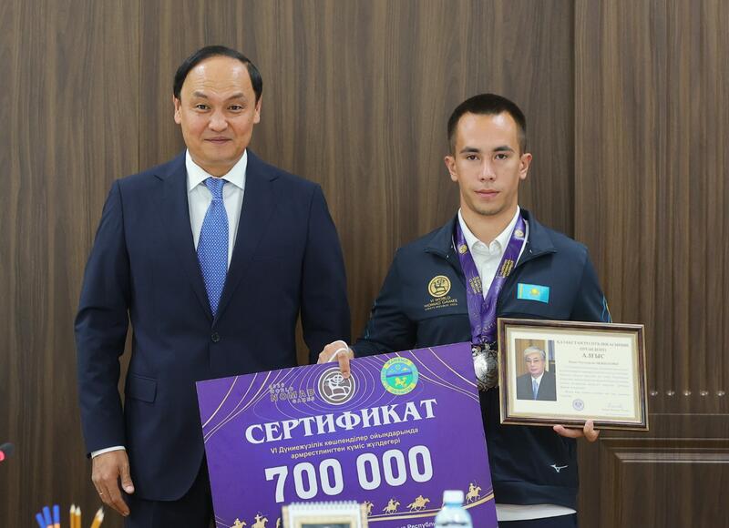 Ербол Қарашөкеев Дүниежүзілік көшпенділер ойындарында топ жарған жамбылдық спортшыларды марапаттады