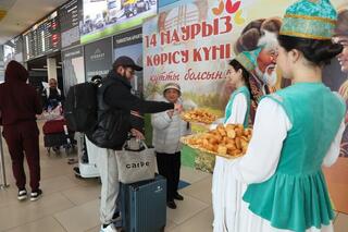 В Международном аэропорту Алматы прошла праздничная акция ко Дню Көрісу в рамках Наурызнама