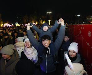 Аким Алматы Дархан Сатыбалды поздравил жителей и гостей города с Новым годом, отметив ключевые итоги 2025 года