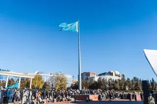 В областном центре в честь Дня Республики подняли Государственный флаг
