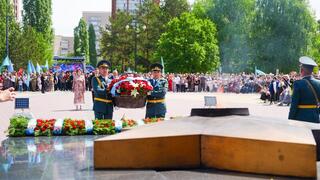 В День Победы в областном центре ВКО к мемориалу Славы возложили цветы