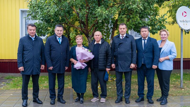 Аким ВКО побывал в гостях у ветерана труда Василия Ахаева