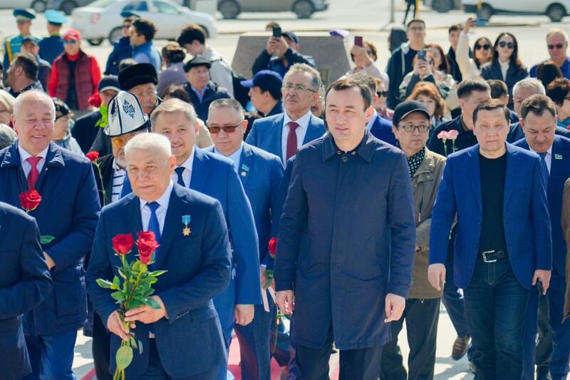 День работников науки: в Астане прошла церемония возложения цветов к памятнику Канышу Сатпаеву