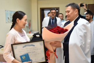 Марат Ахметжанов поздравил семью юбилейного жителя страны
