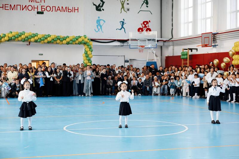 Жұлдыз Сүлейменова посетила торжественную линейку в IT-школе села Караоткель