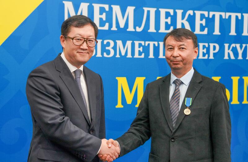 Айдарбек Сапаров поздравил государственных служащих с профессиональным праздником