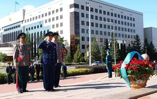 Министр обороны возложил цветы к памятнику Абая