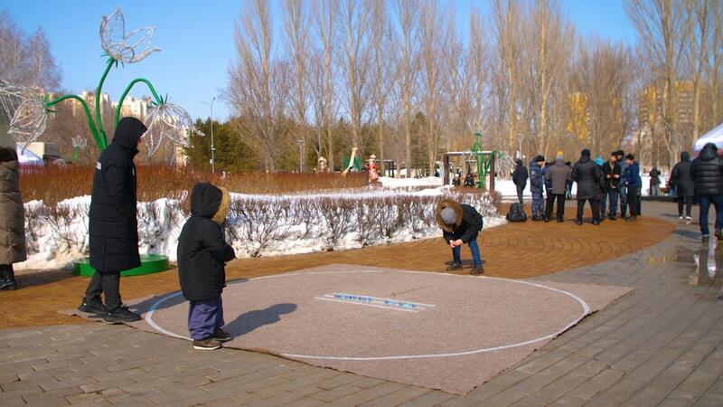 Более тысячи человек одновременно провели обряд Көрісу в столичном парке