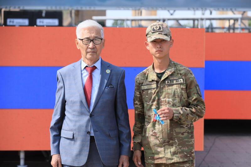 Глава МЧС вручил актюбинским спасателям спецтехнику и ключи от служебных квартир