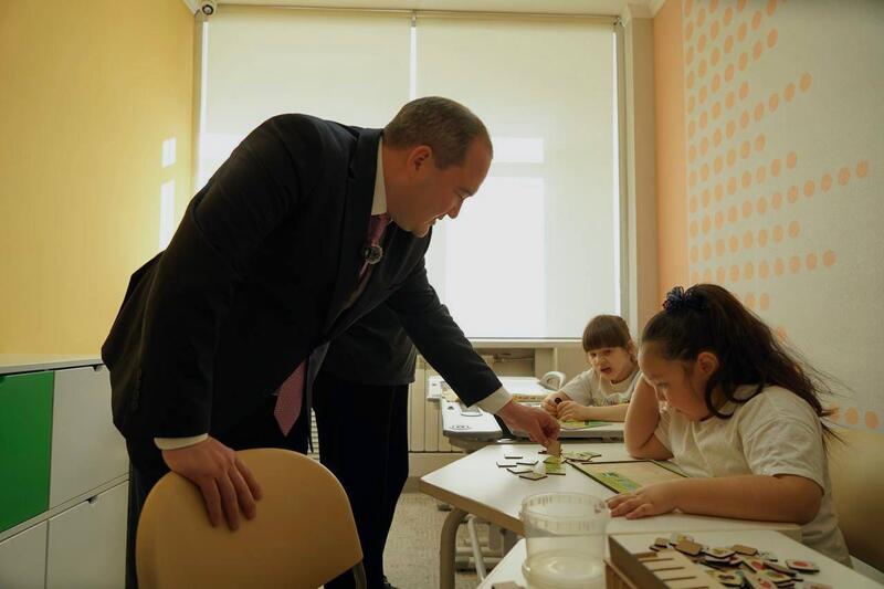 Поздравление акима города Усть-Каменогорск Алмата Акышова с Международным Днем защиты детей