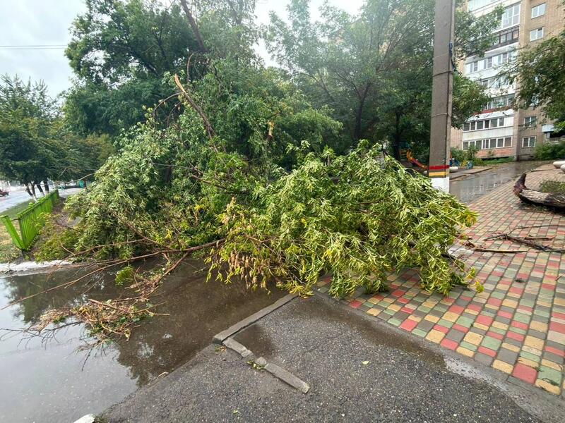 Аким ВКО поручил оперативно устранить последствия ливня в области