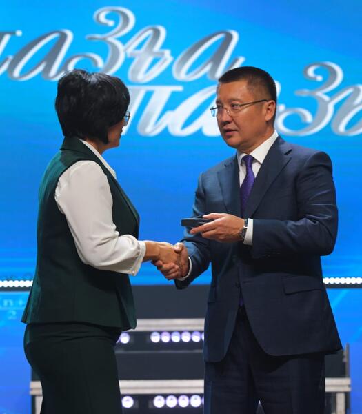 Аким Павлодарской области поздравил учителей с профессиональным праздником