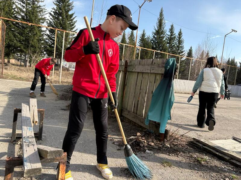Жители Риддера на субботнике собрали более 5 тонн мусора