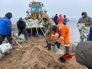 Военнослужащие бригады теробороны Западно- Казахстанской области участвуют в эвакуации жителей