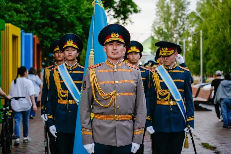 День госсимволов: торжественное шествие и концерт провели в Астане