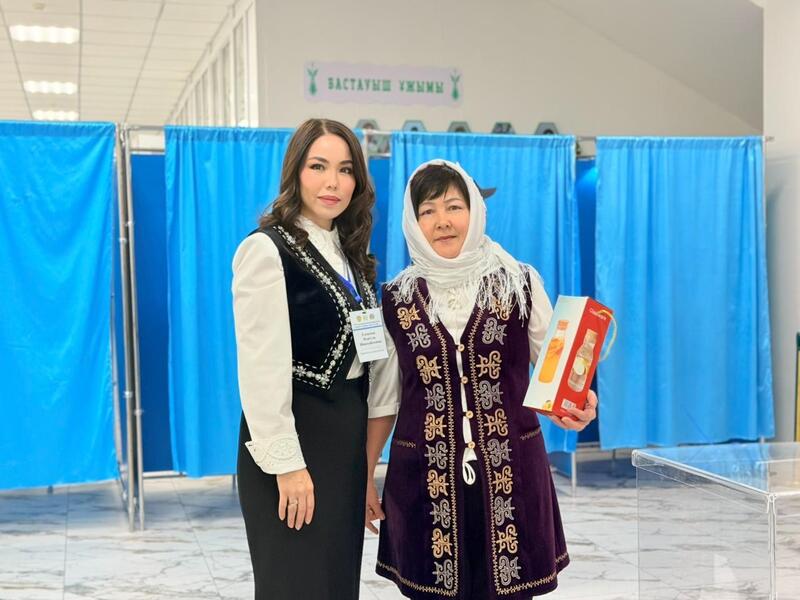 Референдум-2026: на избирательных участках Астаны вручают подарки первым проголосовавшим жителям