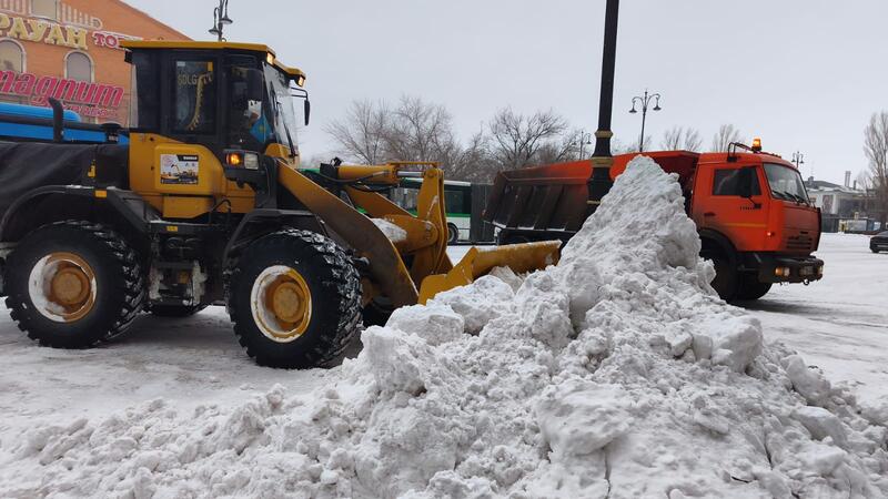 В работе по уборке снега в Астане задействованы тысячи дорожных рабочих