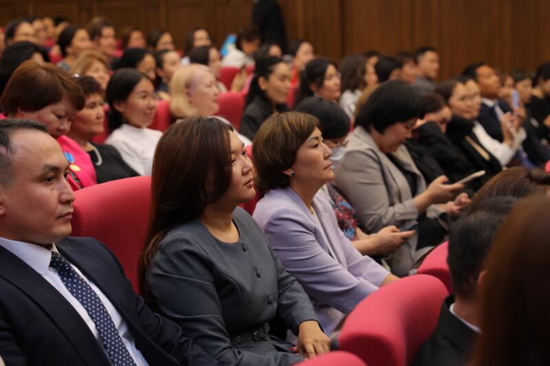 В Министерстве просвещения РК поздравили государственных служащих с профессиональным праздником