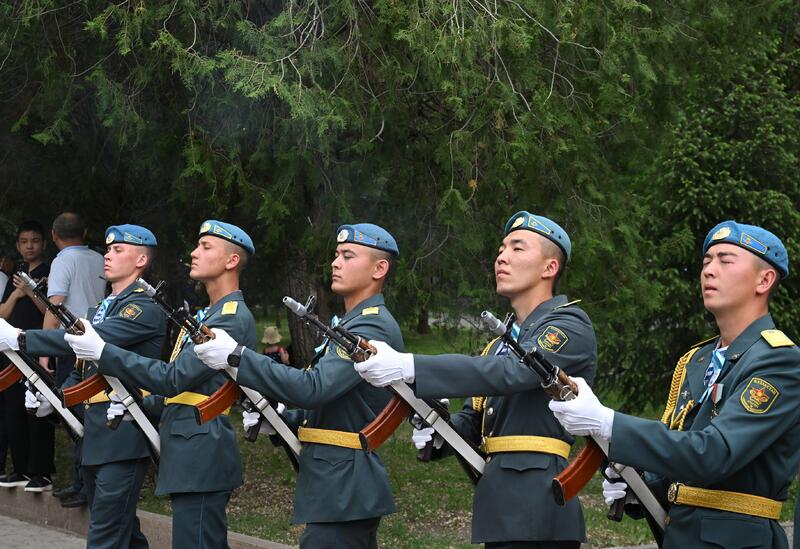 В честь 9 Мая в области Жетісу хор из 150 человек исполнил на двух языках песню «День Победы»
