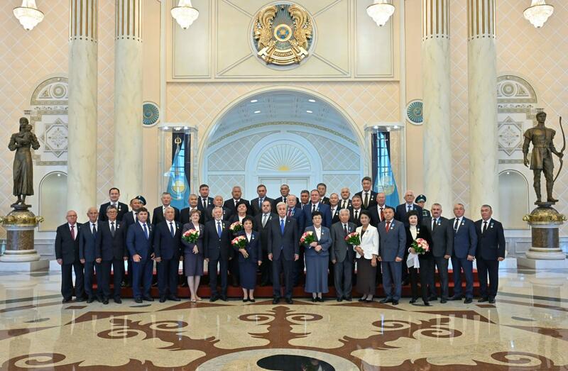 Глава государства поздравил работников нефтегазовой отрасли