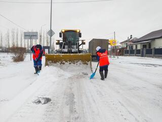 Более 3000 тонн техсоли и 14 000 рейсов: коммунальщики Астаны работают круглосуточно