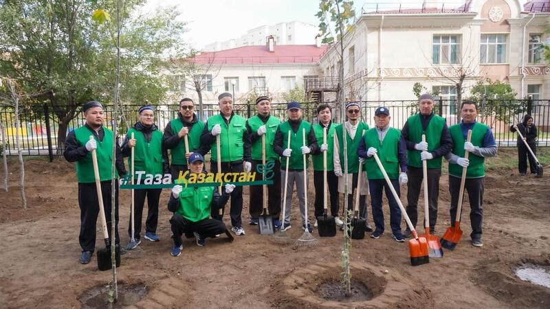 В Астане в новом благоустроенном сквере высадили 250 деревьев