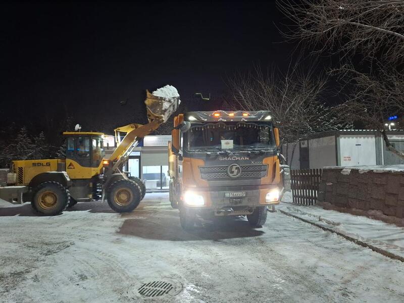 Около 1 200 единиц спецтехники заняты в снегоуборочных работах в Астане ночью