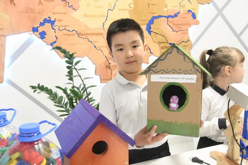 Столичные школьники представили свои эко-идеи на выставке в Астане