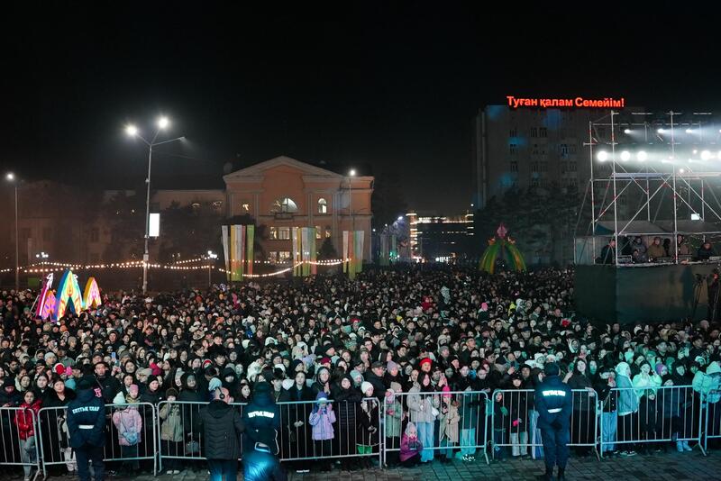 В Семее более 50 тысяч жителей собрались на праздничный вечер, посвященный Наурыз мейрамы