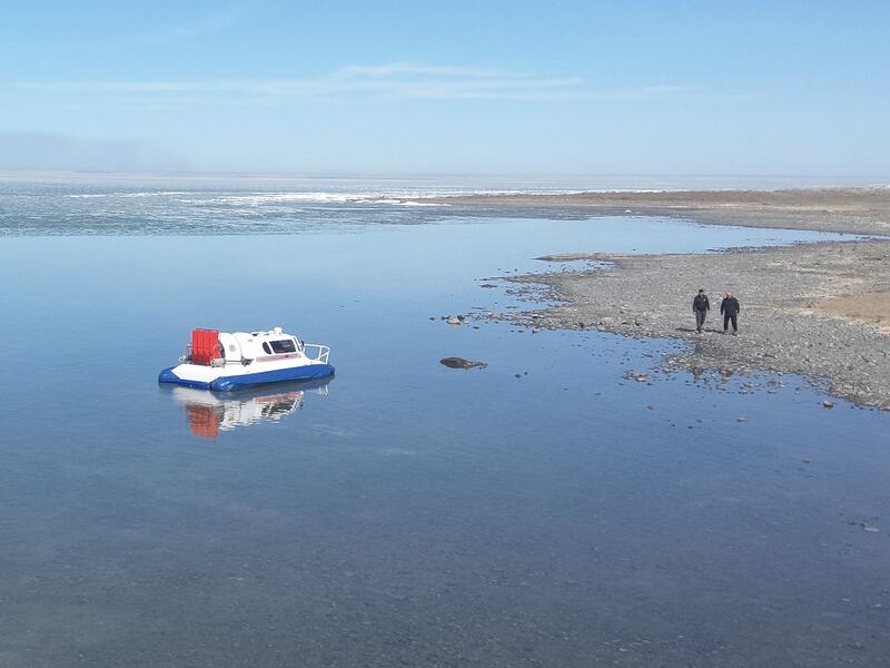 Спасатели МЧС патрулируют на озере Балхаше
