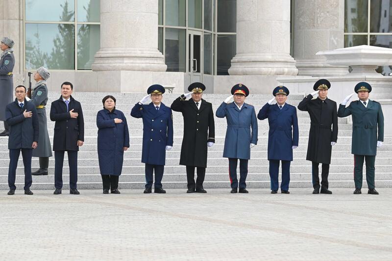 Президент принял участие в церемонии поднятия Государственного флага