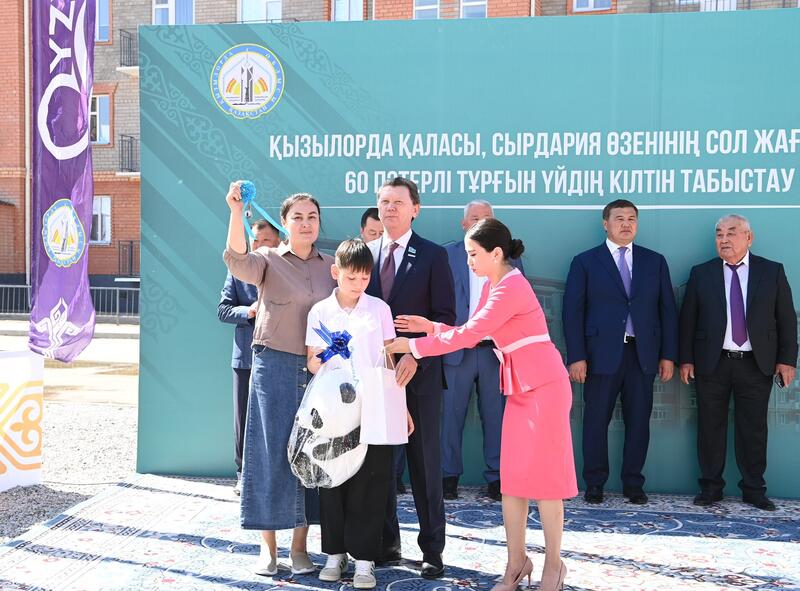 На левом берегу вручили ключи от 60-квартирного жилого дома