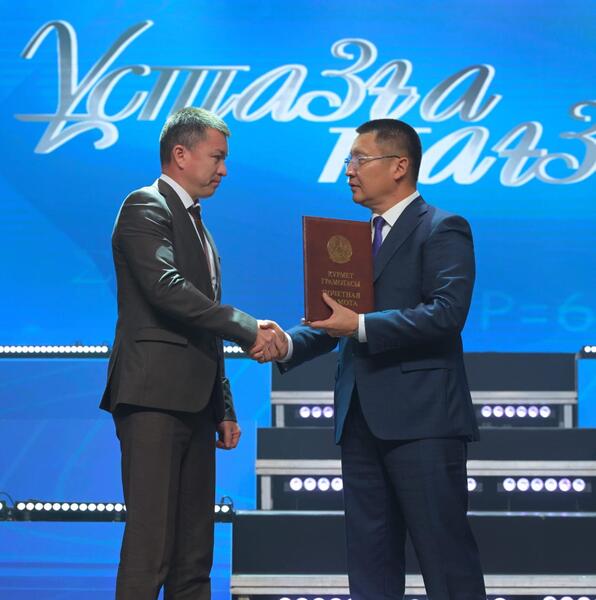 Аким Павлодарской области поздравил учителей с профессиональным праздником