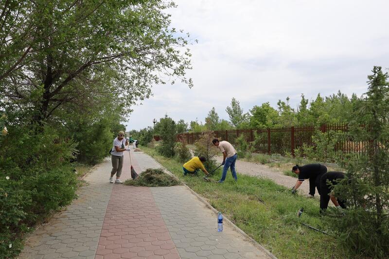 Более 130 жителей Курчатова вышли на уборку берега Иртыша в рамках экологической акции