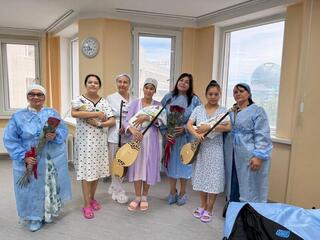 Новорожденным в Астане подарили домбру в честь Дня домбры