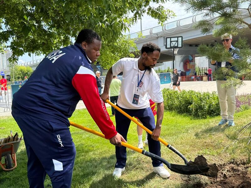 «Таза Қазақстан»: участники чемпионата мира по баскетболу посадили деревья в Астане