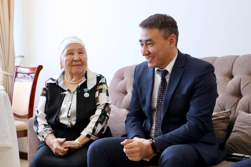 О. Анафин поздравил ветеранов труда с Днем пожилых людей