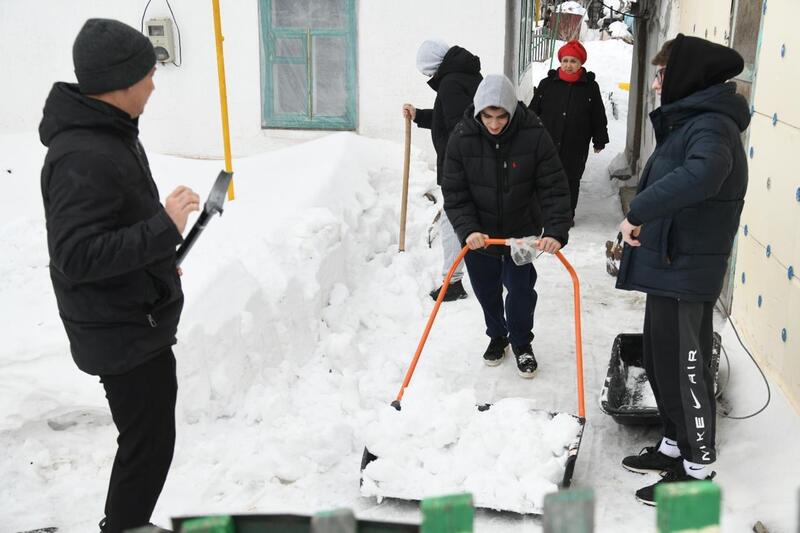 Активисты столичного Дома дружбы убрали снег во дворах пенсионеров