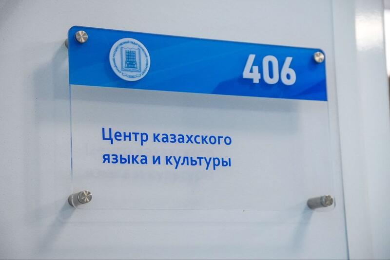 Аким ВКО в ходе рабочей поездки в Барнаул посетил Центр казахского языка и культуры