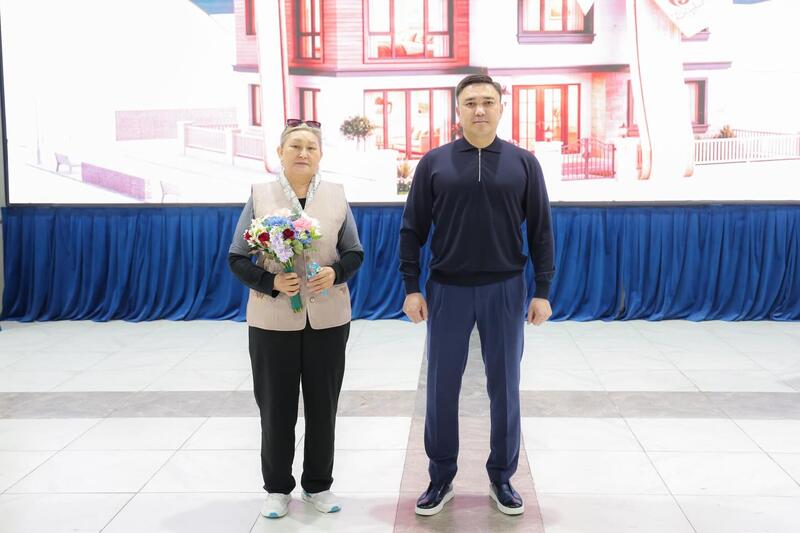 В ШЫМКЕНТЕ КЛЮЧИ ОТ КВАРТИР ПОЛУЧИЛИ НОВЫЕ СЕМЬИ ИЗ ЧИСЛА ОЧЕРЕДНИКОВ